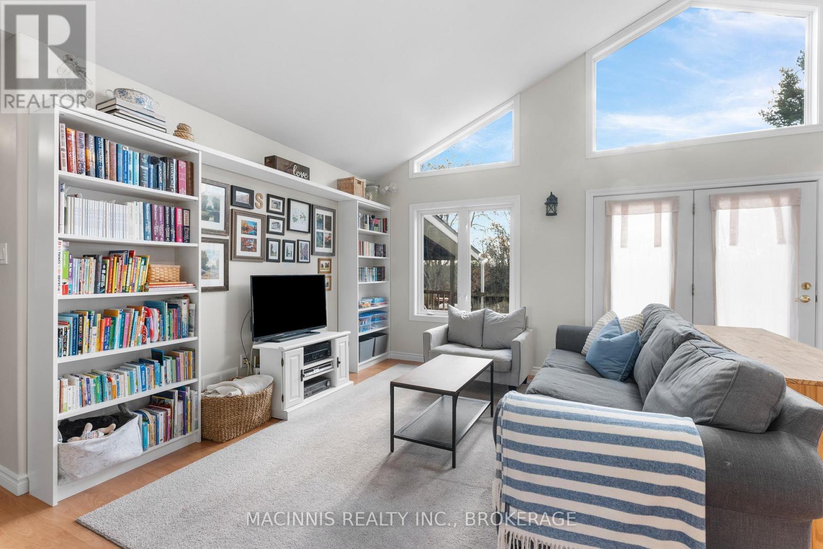 2040 Keeley Road, Frontenac (Frontenac South), ON - Indoor Photo Showing Living Room