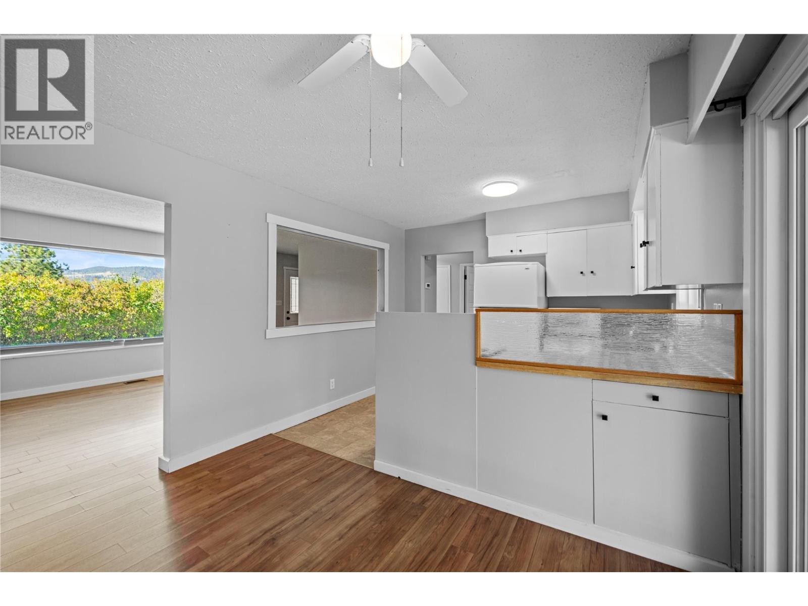 2037 Parker Drive, Merritt, BC - Indoor Photo Showing Kitchen