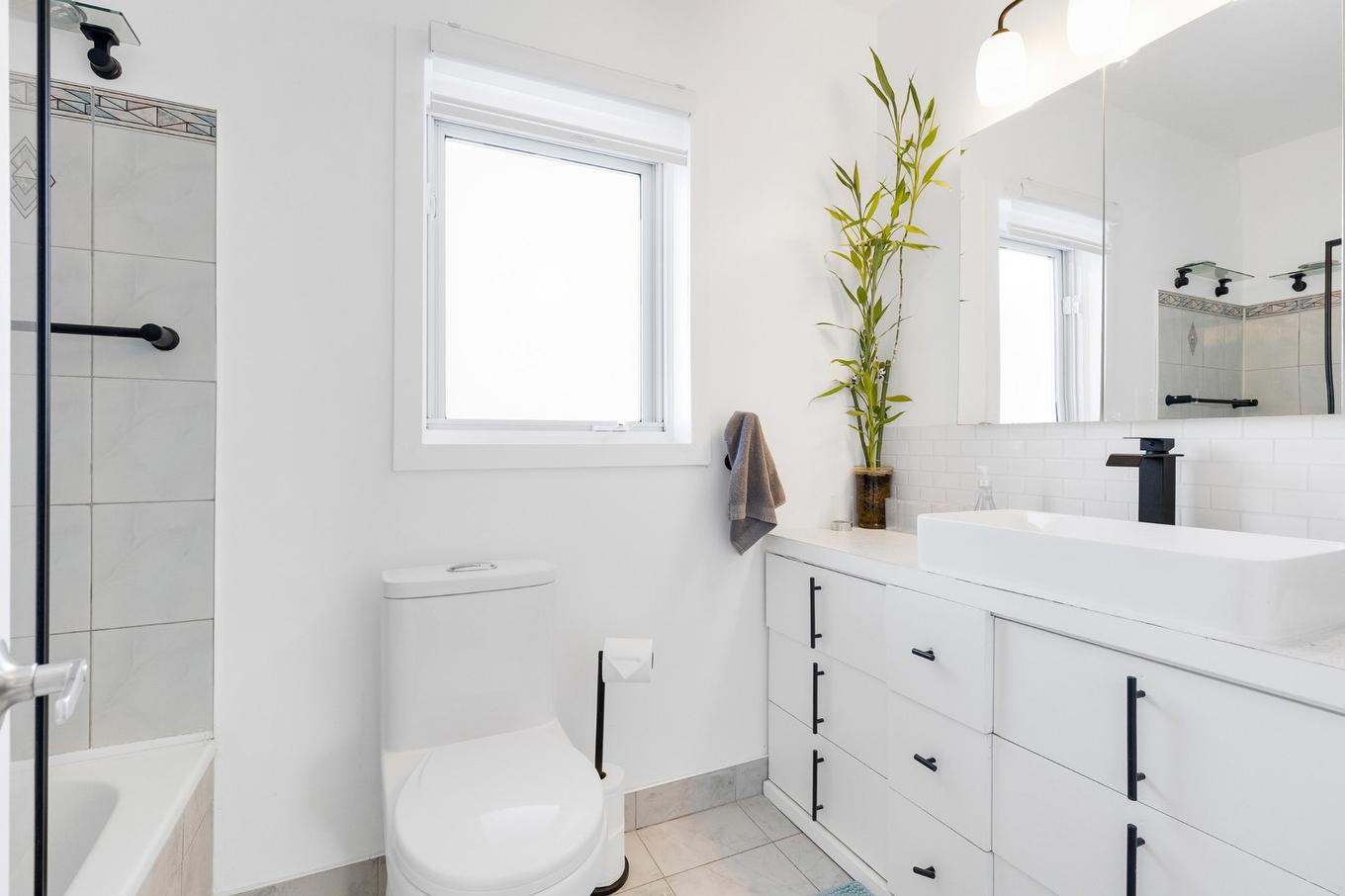 Salle de bains - 380 Rue Joly, Laval (Duvernay), QC - Indoor Photo Showing Bathroom