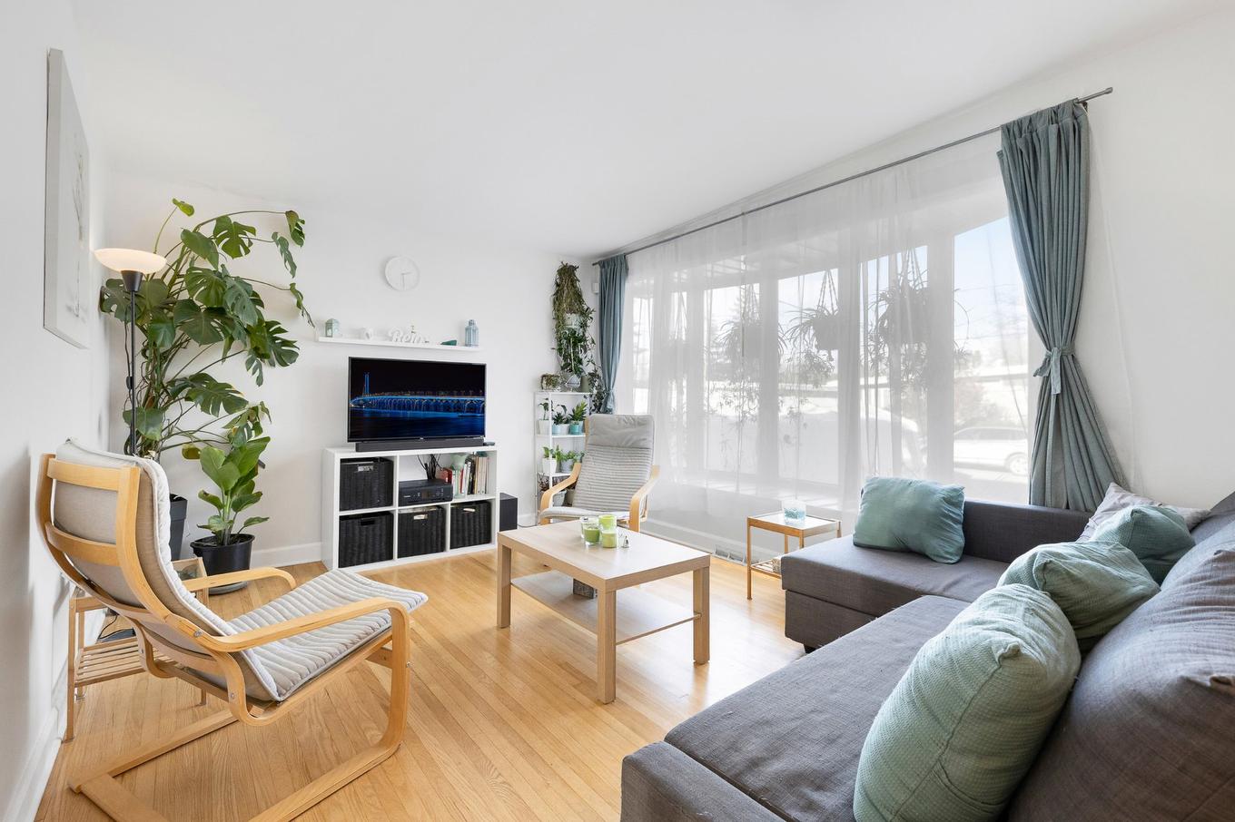 Salon - 380 Rue Joly, Laval (Duvernay), QC - Indoor Photo Showing Living Room