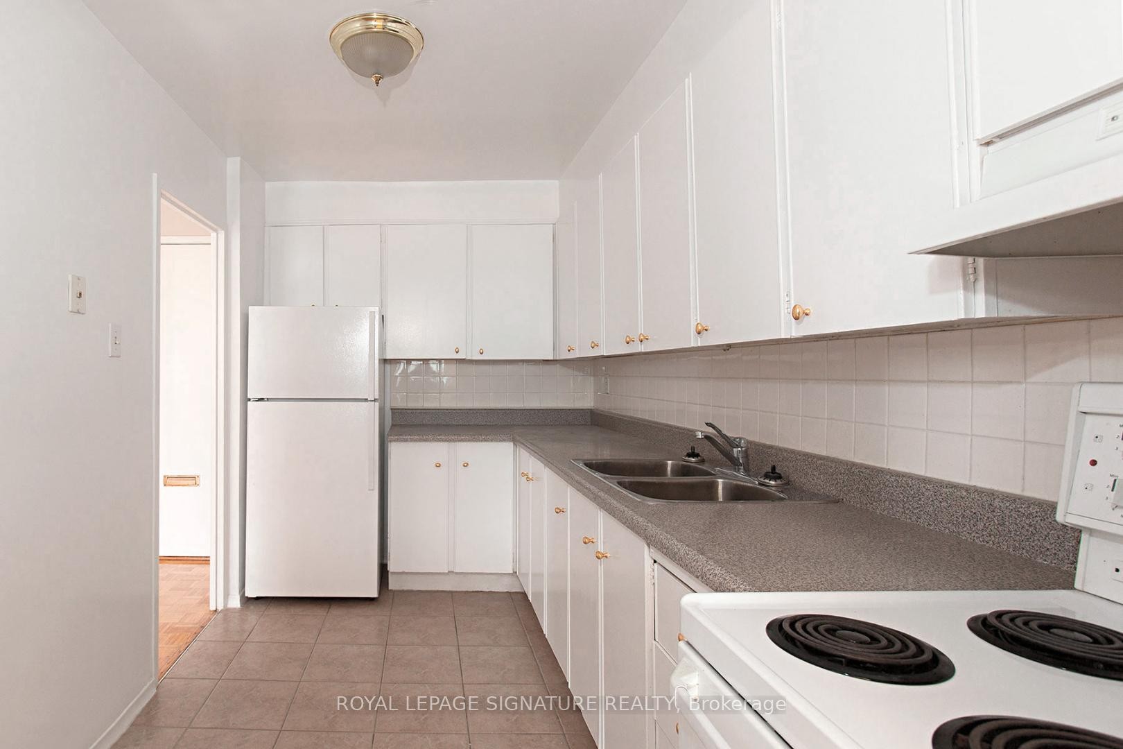 203-525 Eglinton Avenue E, Toronto, ON - Indoor Photo Showing Kitchen With Double Sink