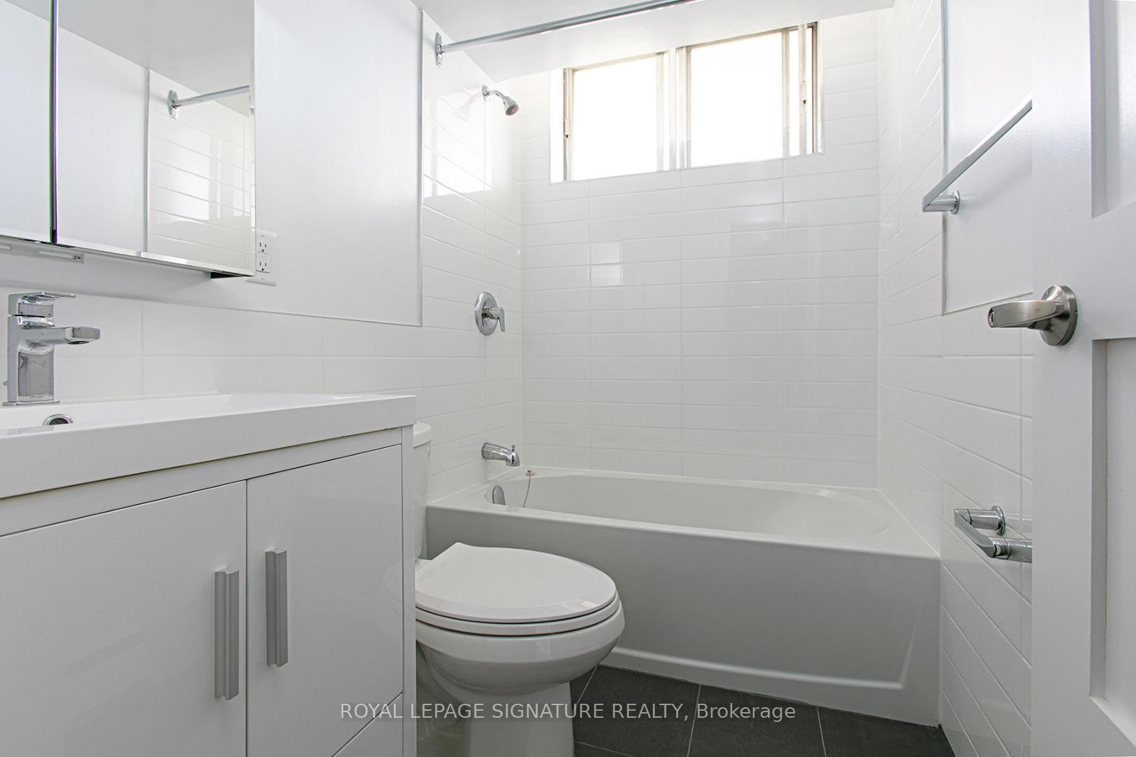 203-525 Eglinton Avenue E, Toronto, ON - Indoor Photo Showing Bathroom