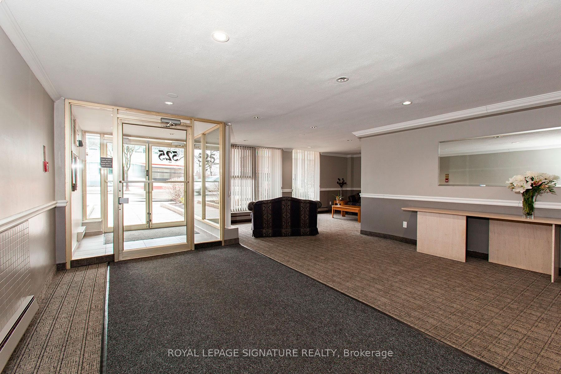 203-525 Eglinton Avenue E, Toronto, ON - Indoor Photo Showing Other Room