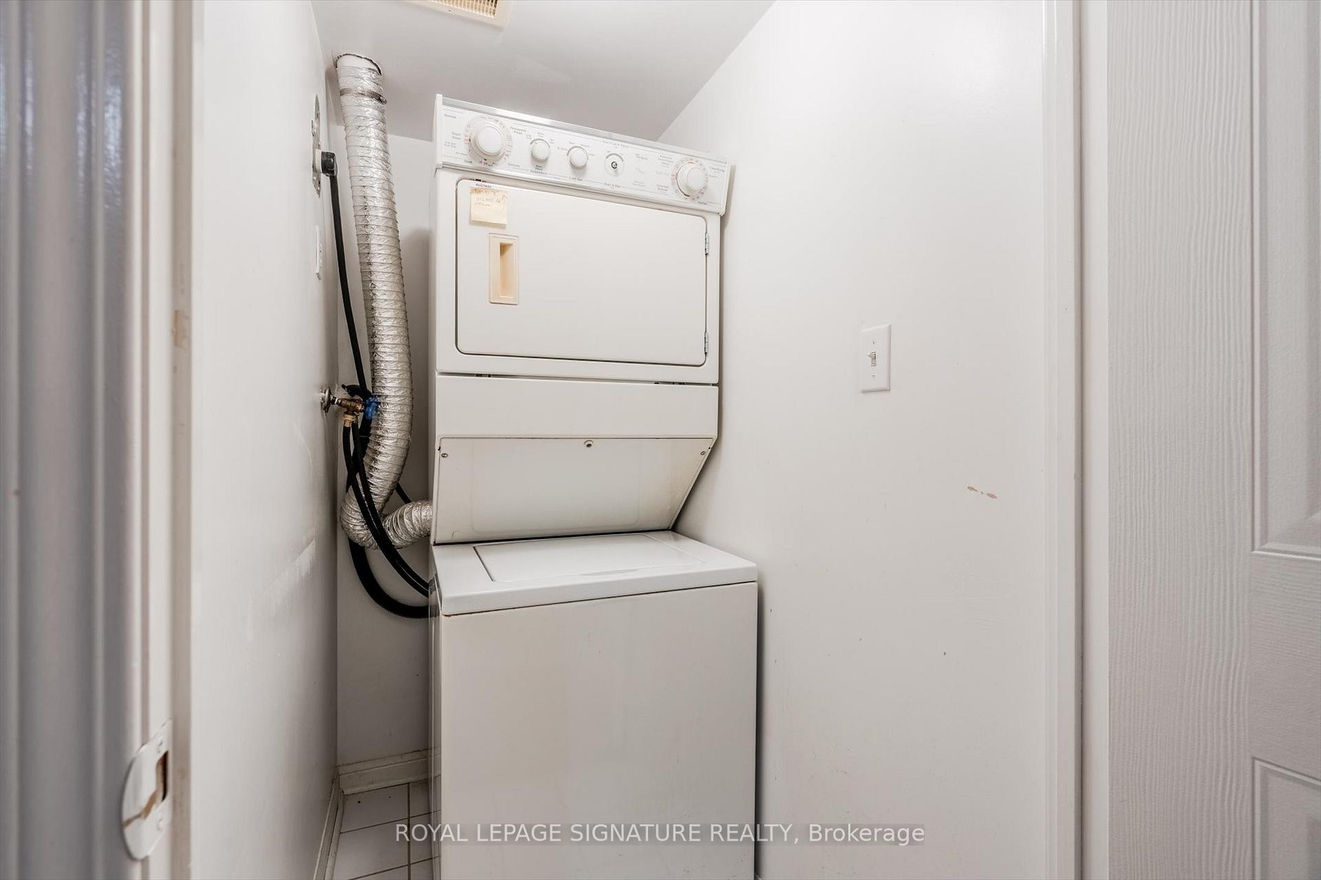 12-4620 Guildwood Way, Mississauga, ON - Indoor Photo Showing Laundry Room