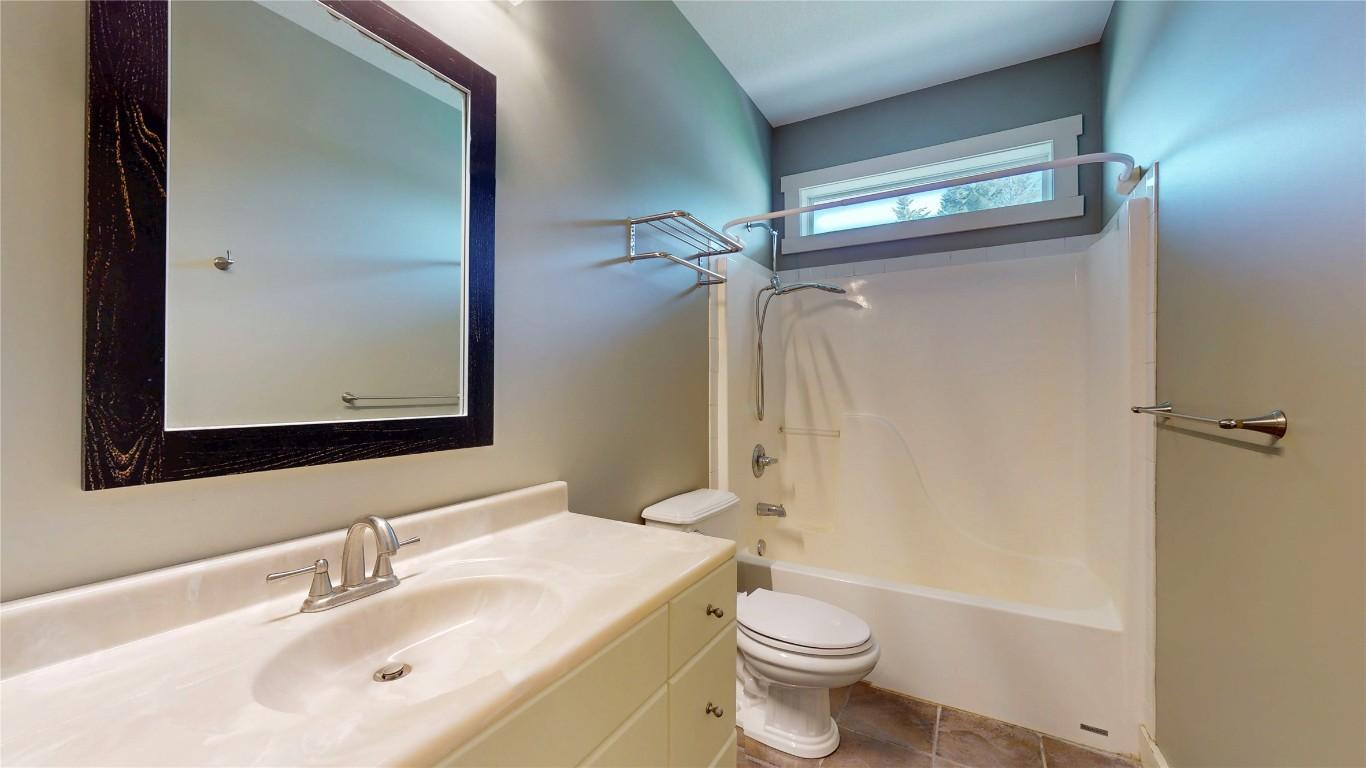 1631 Mt. Pyramid Crescent, Cranbrook, BC - Indoor Photo Showing Bathroom