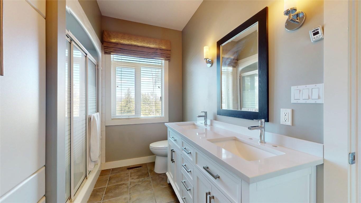 1631 Mt. Pyramid Crescent, Cranbrook, BC - Indoor Photo Showing Bathroom
