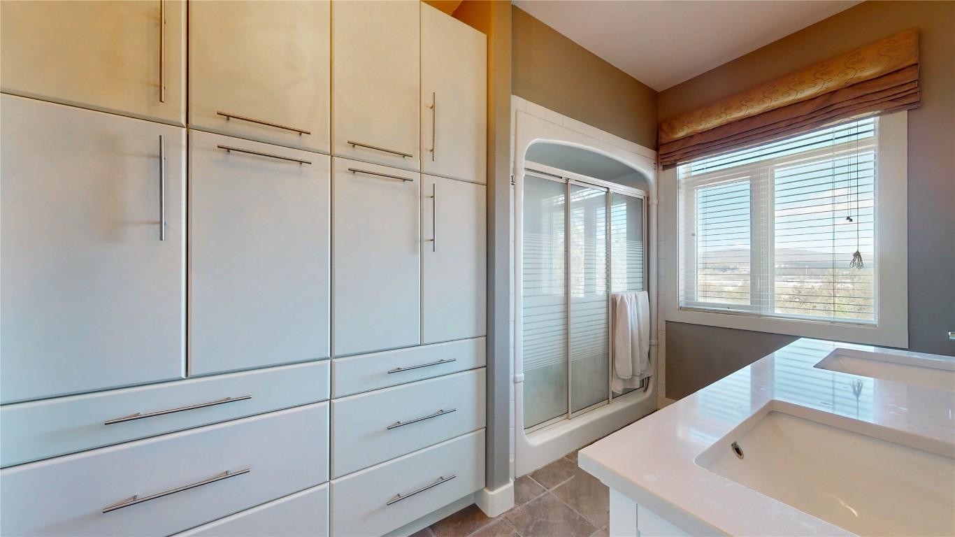 1631 Mt. Pyramid Crescent, Cranbrook, BC - Indoor Photo Showing Other Room