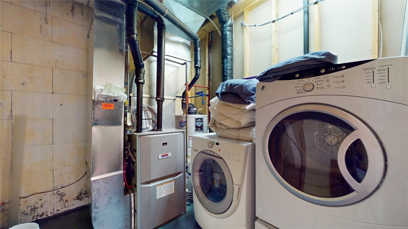 1631 Mt. Pyramid Crescent, Cranbrook, BC - Indoor Photo Showing Laundry Room