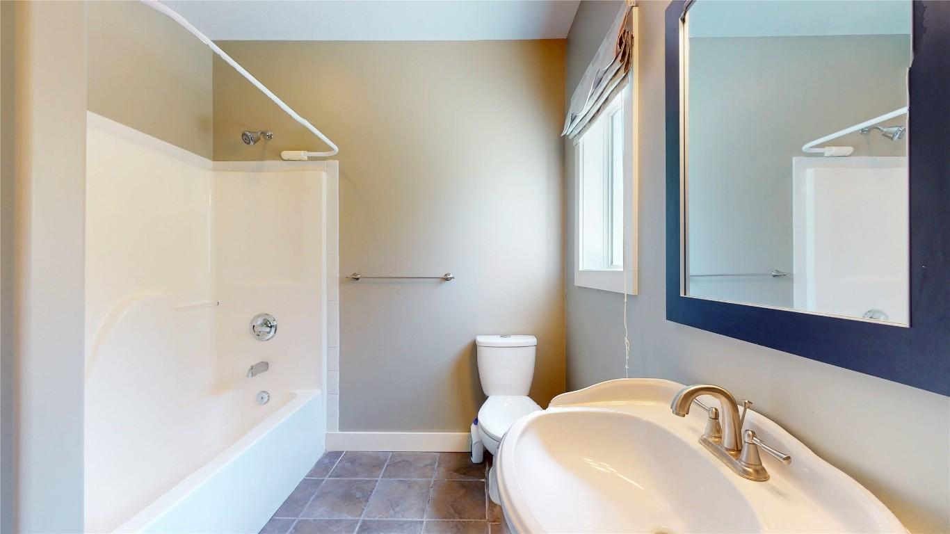 1631 Mt. Pyramid Crescent, Cranbrook, BC - Indoor Photo Showing Bathroom