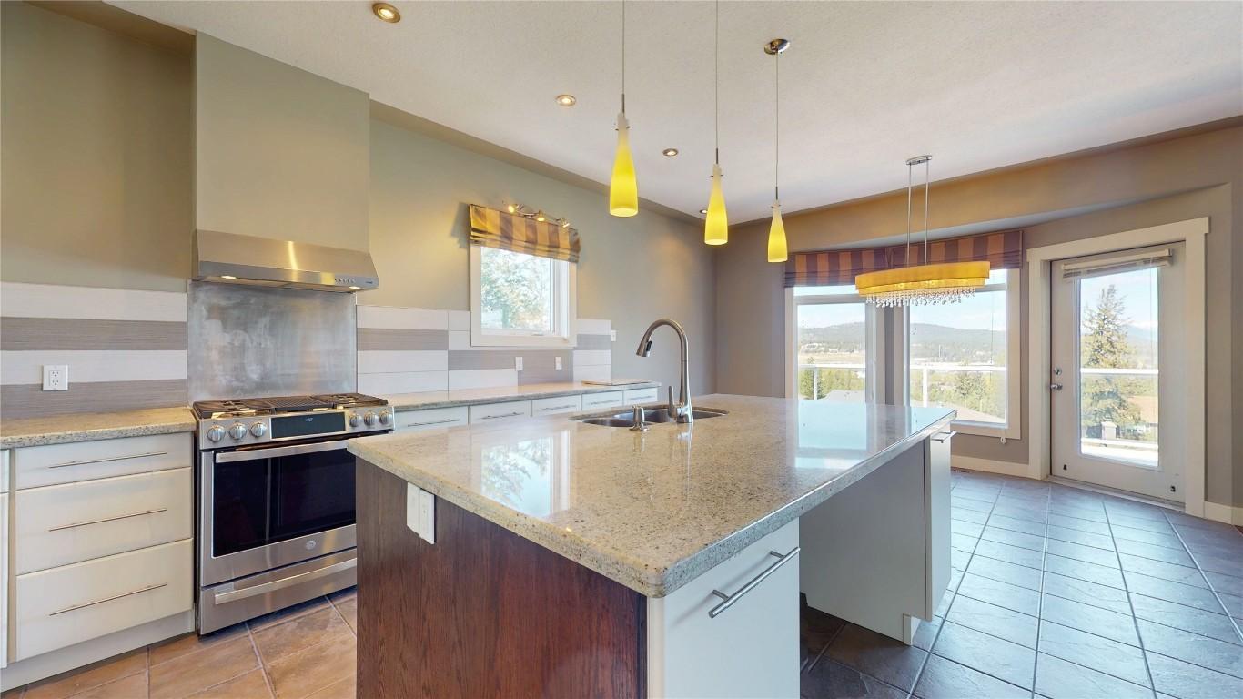 1631 Mt. Pyramid Crescent, Cranbrook, BC - Indoor Photo Showing Kitchen With Upgraded Kitchen
