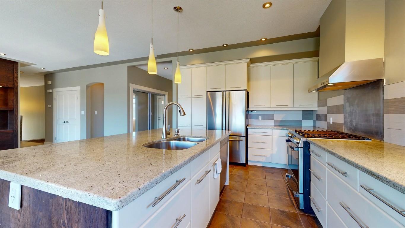 1631 Mt. Pyramid Crescent, Cranbrook, BC - Indoor Photo Showing Kitchen With Double Sink With Upgraded Kitchen