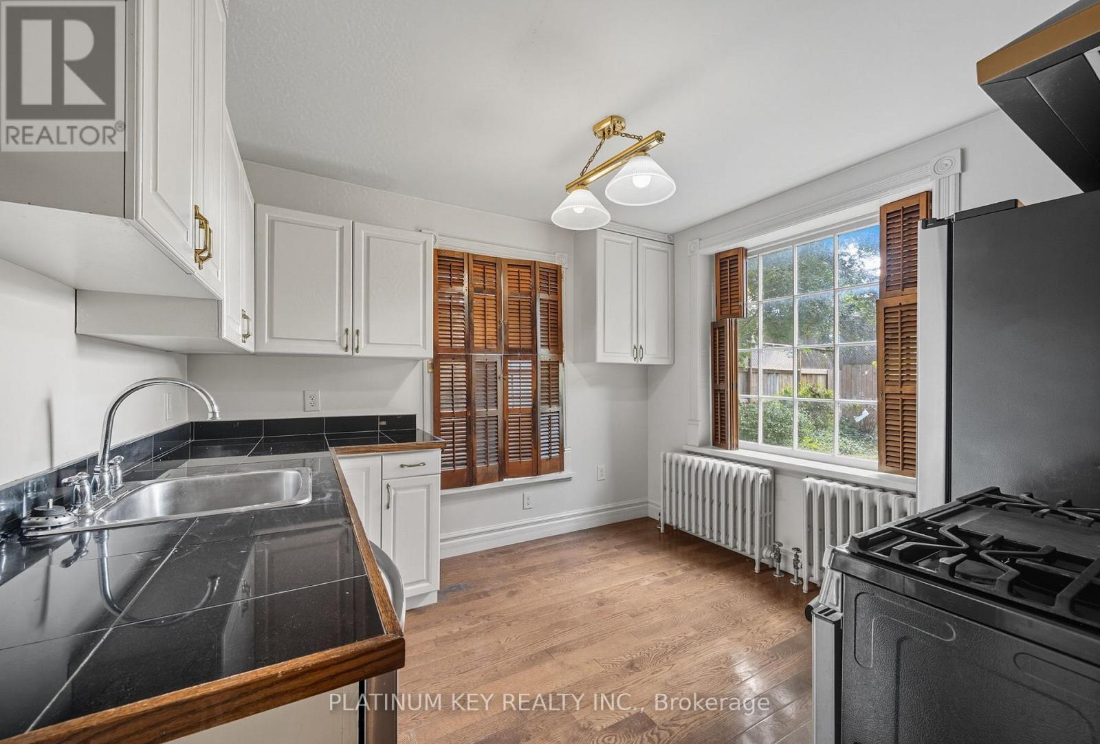 603 Queens Avenue, London East (East F), ON - Indoor Photo Showing Kitchen With Double Sink