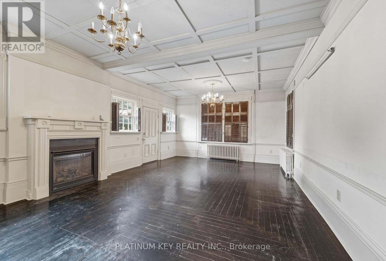 603 Queens Avenue, London East (East F), ON - Indoor With Fireplace