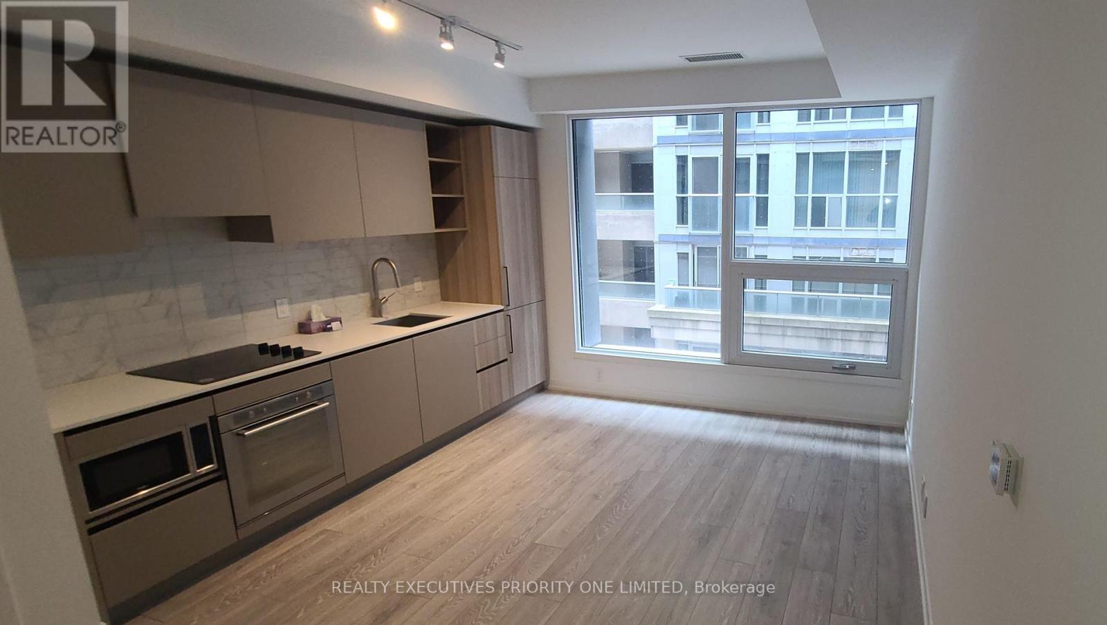 319 - 55 Mercer Street, Toronto, ON - Indoor Photo Showing Kitchen