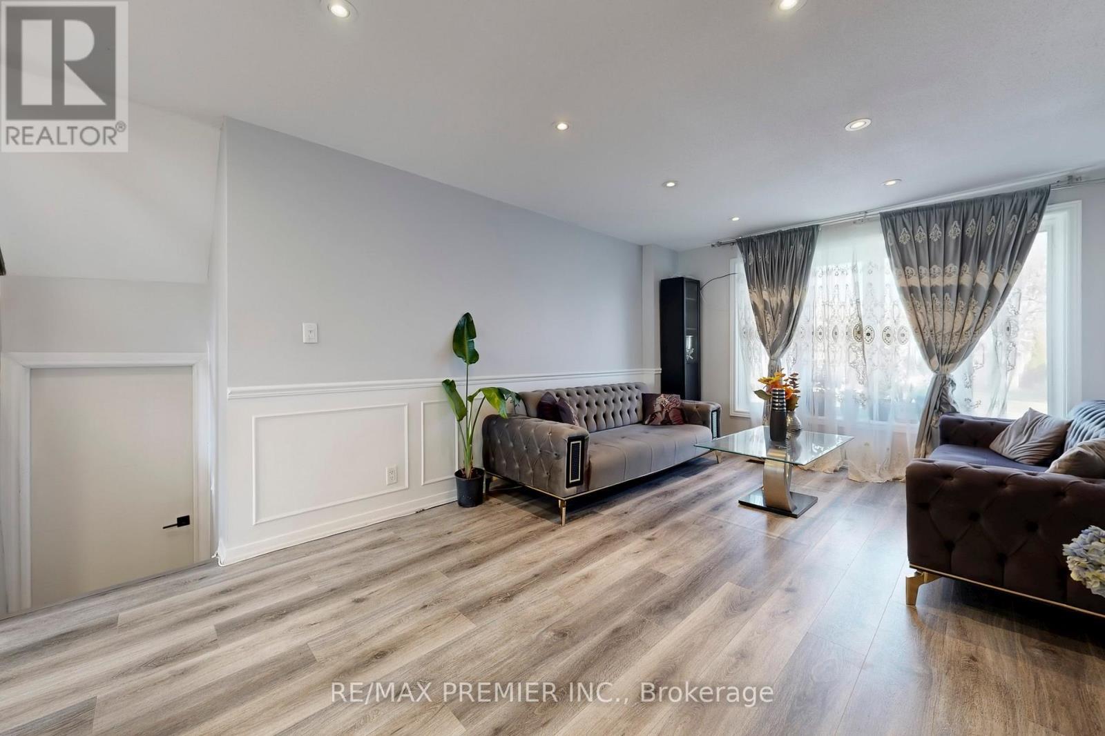 888 Krosno Boulevard, Pickering, ON - Indoor Photo Showing Living Room
