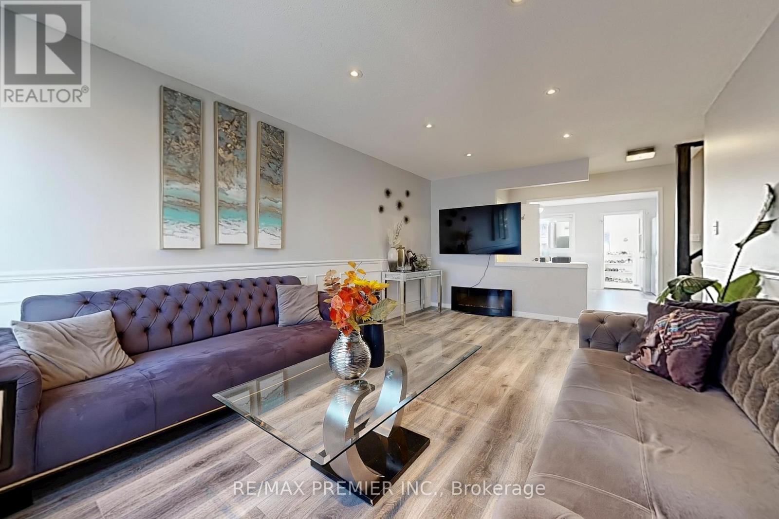 888 Krosno Boulevard, Pickering, ON - Indoor Photo Showing Living Room