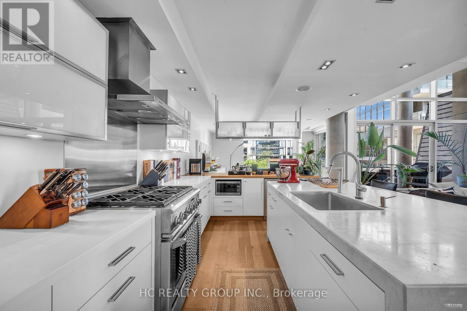 302 - 238 Davenport Road, Toronto, ON - Indoor Photo Showing Kitchen