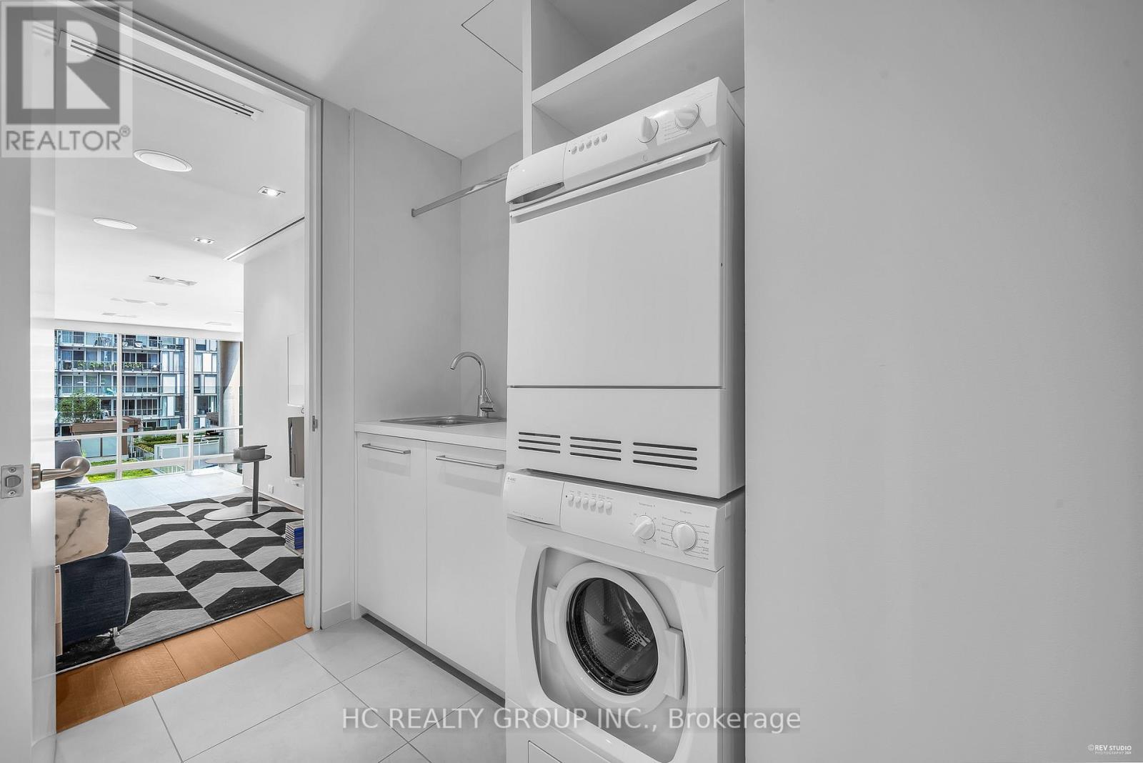 302 - 238 Davenport Road, Toronto, ON - Indoor Photo Showing Laundry Room