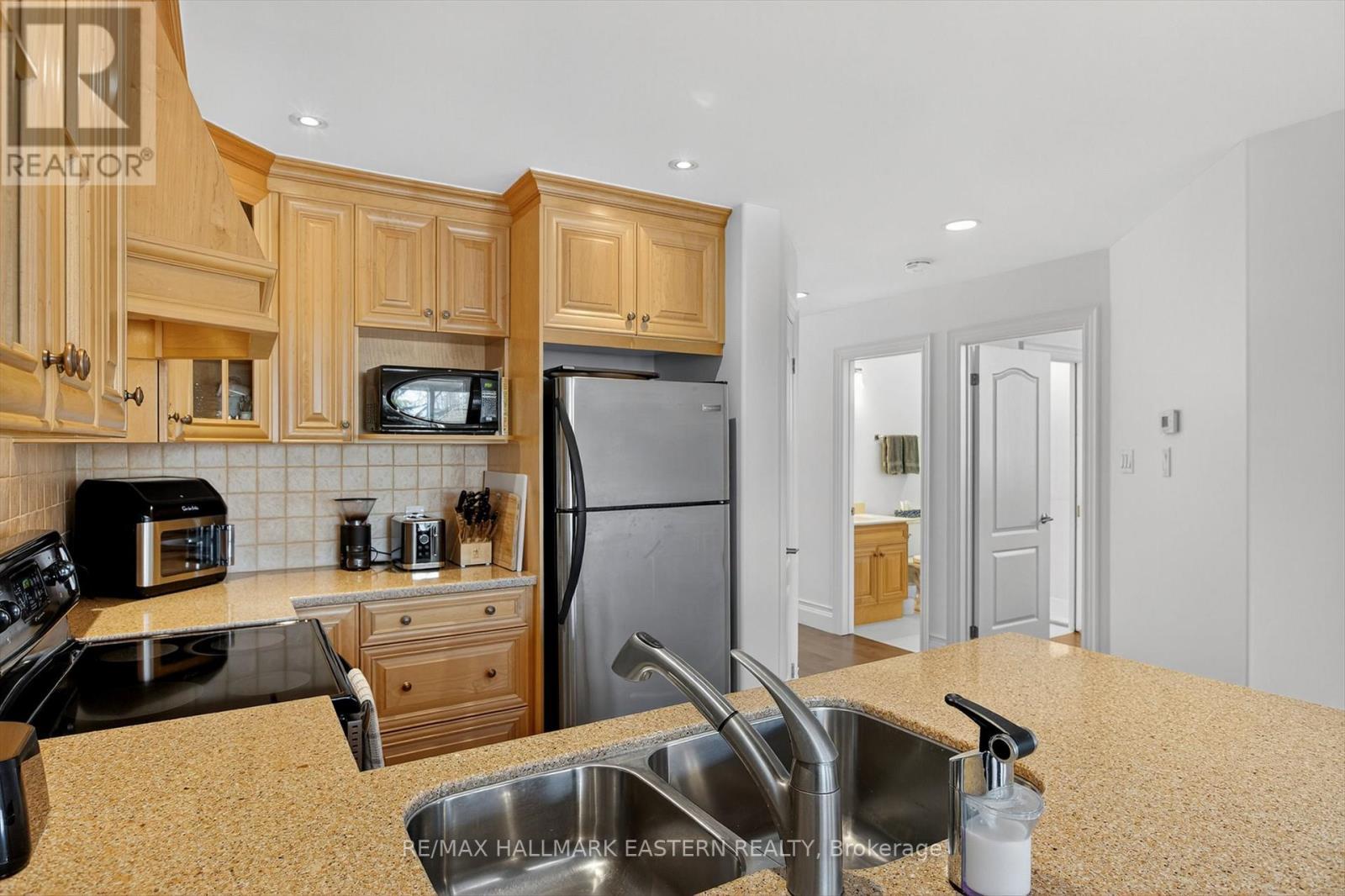 #1 - 929 Wentworth Street, Peterborough (Otonabee Ward 1), ON - Indoor Photo Showing Kitchen With Double Sink With Upgraded Kitchen
