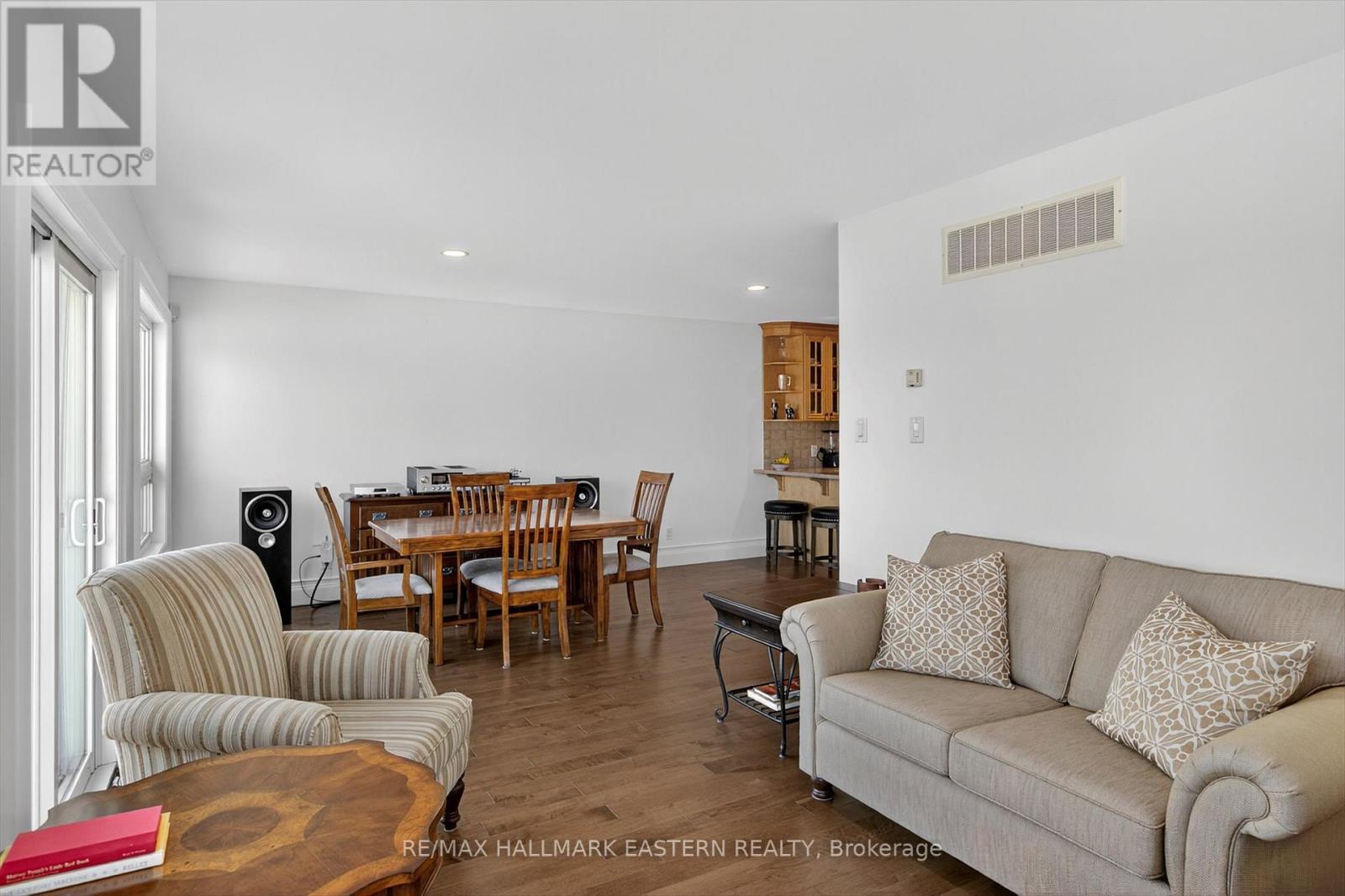 #1 - 929 Wentworth Street, Peterborough (Otonabee Ward 1), ON - Indoor Photo Showing Living Room