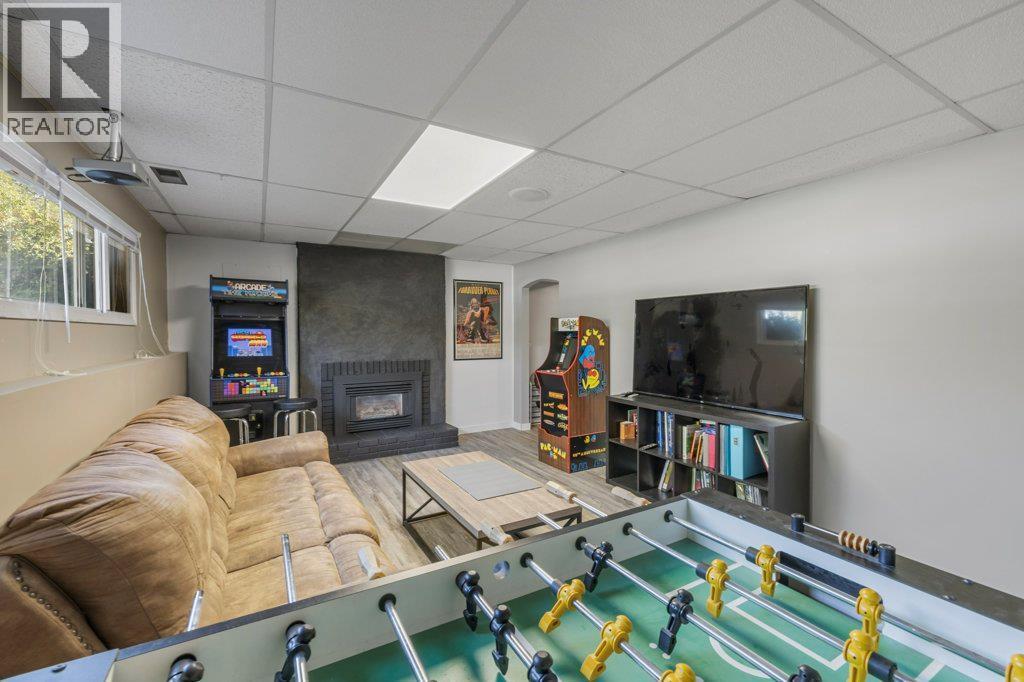 1777 Autumn Road, Kelowna, BC - Indoor With Fireplace