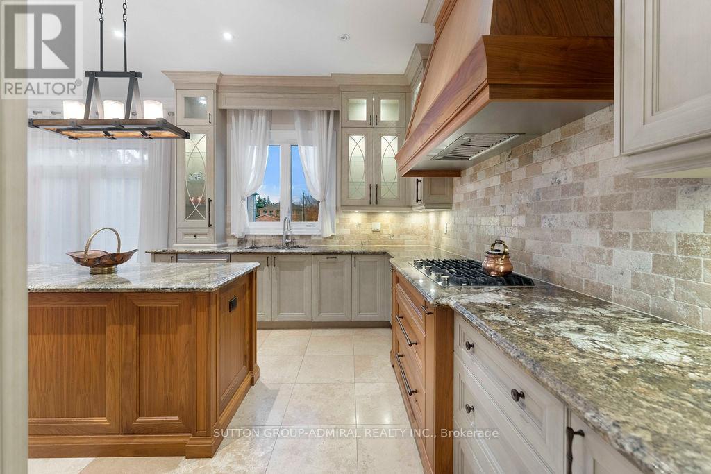 21 Day Lily Crescent, Richmond Hill, ON - Indoor Photo Showing Kitchen With Double Sink With Upgraded Kitchen