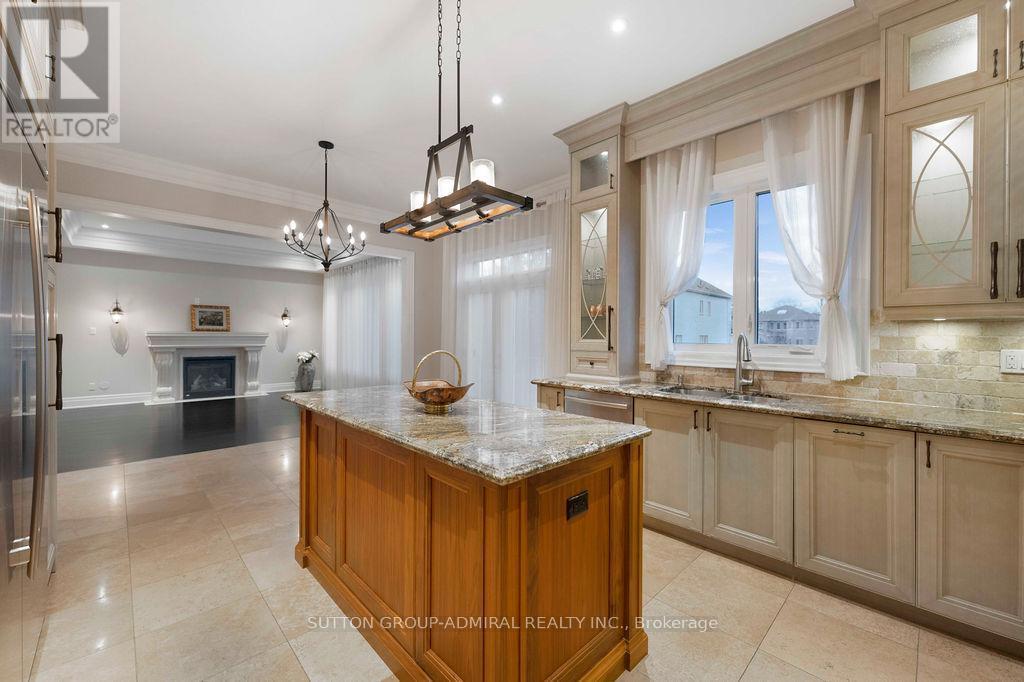 21 Day Lily Crescent, Richmond Hill, ON - Indoor Photo Showing Kitchen
