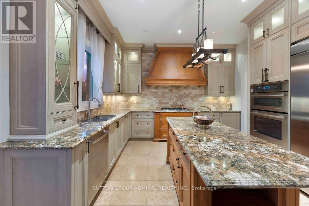 21 Day Lily Crescent, Richmond Hill, ON - Indoor Photo Showing Kitchen With Double Sink With Upgraded Kitchen