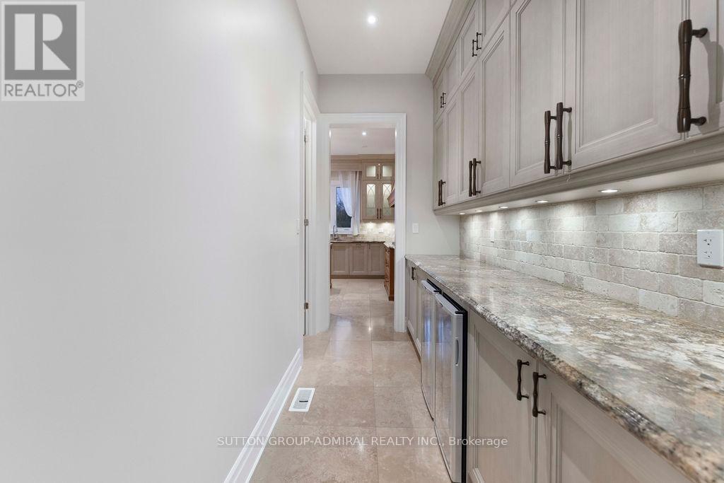 21 Day Lily Crescent, Richmond Hill, ON - Indoor Photo Showing Kitchen