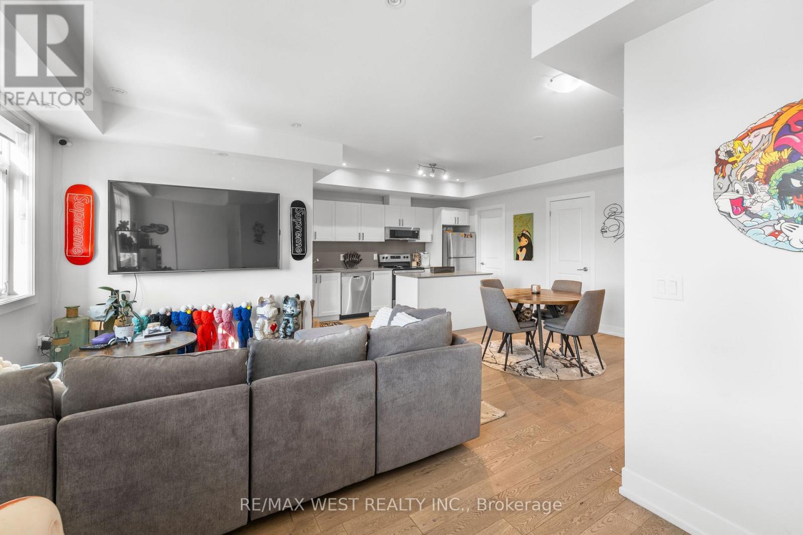 1062 Douglas Mccurdy Common, Mississauga, ON - Indoor Photo Showing Living Room