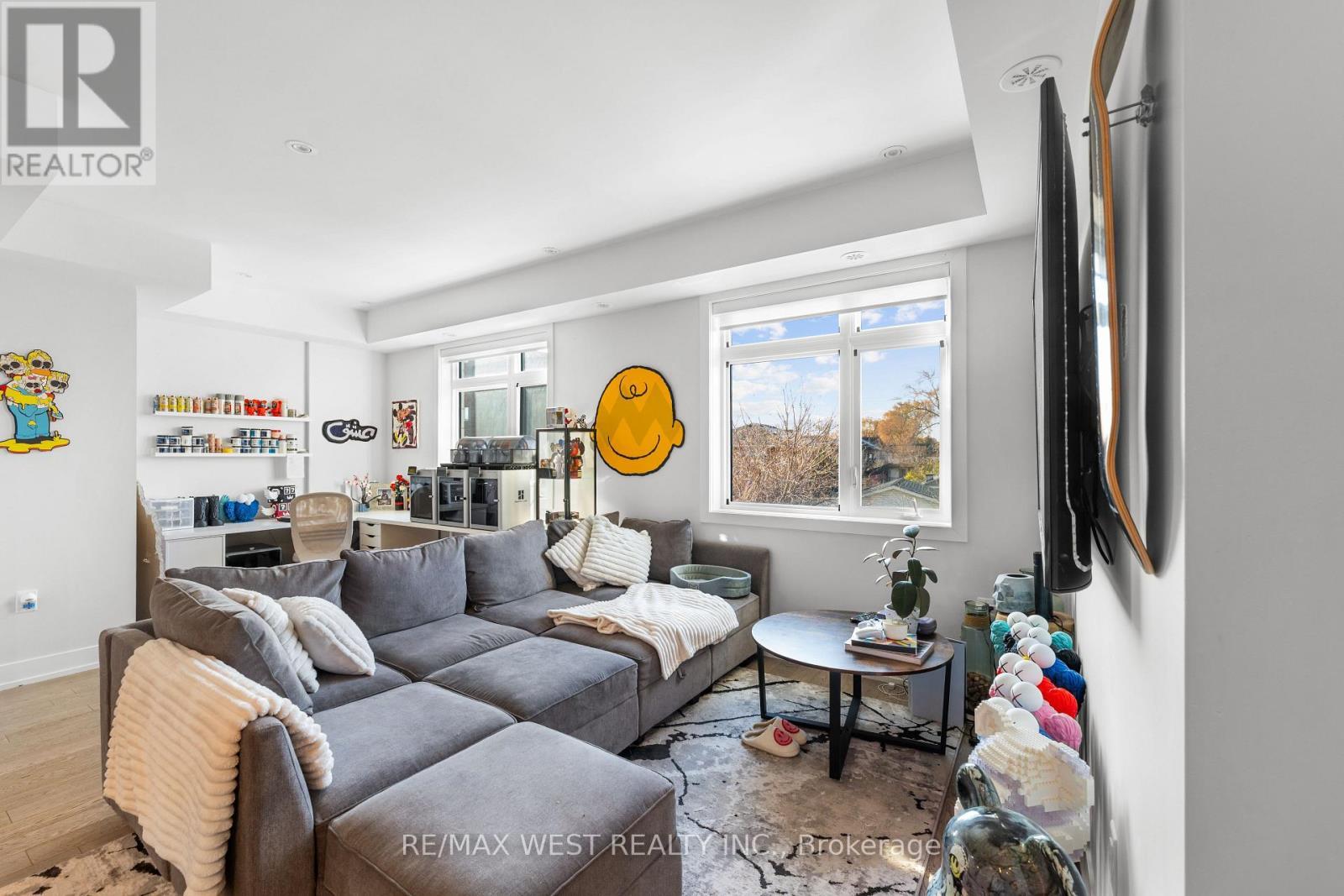 1062 Douglas Mccurdy Common, Mississauga, ON - Indoor Photo Showing Living Room