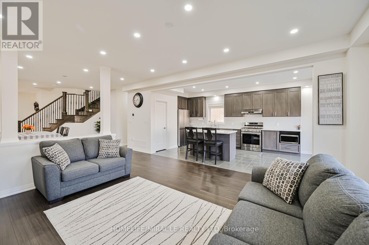 160 Cittadella Boulevard, Hamilton, ON - Indoor Photo Showing Living Room