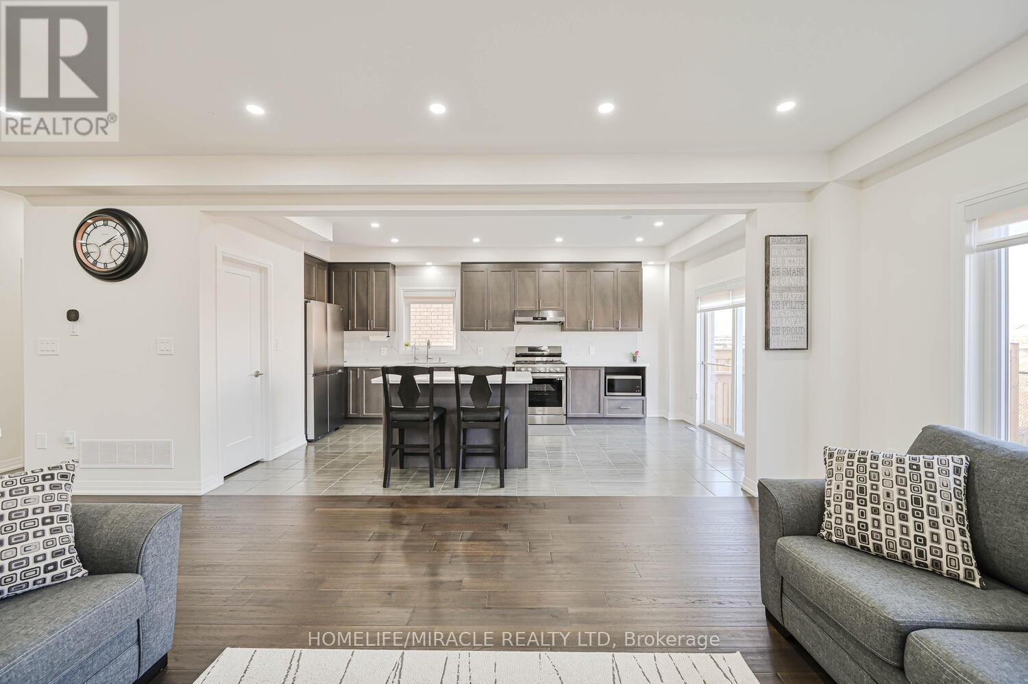 160 Cittadella Boulevard, Hamilton, ON - Indoor Photo Showing Living Room