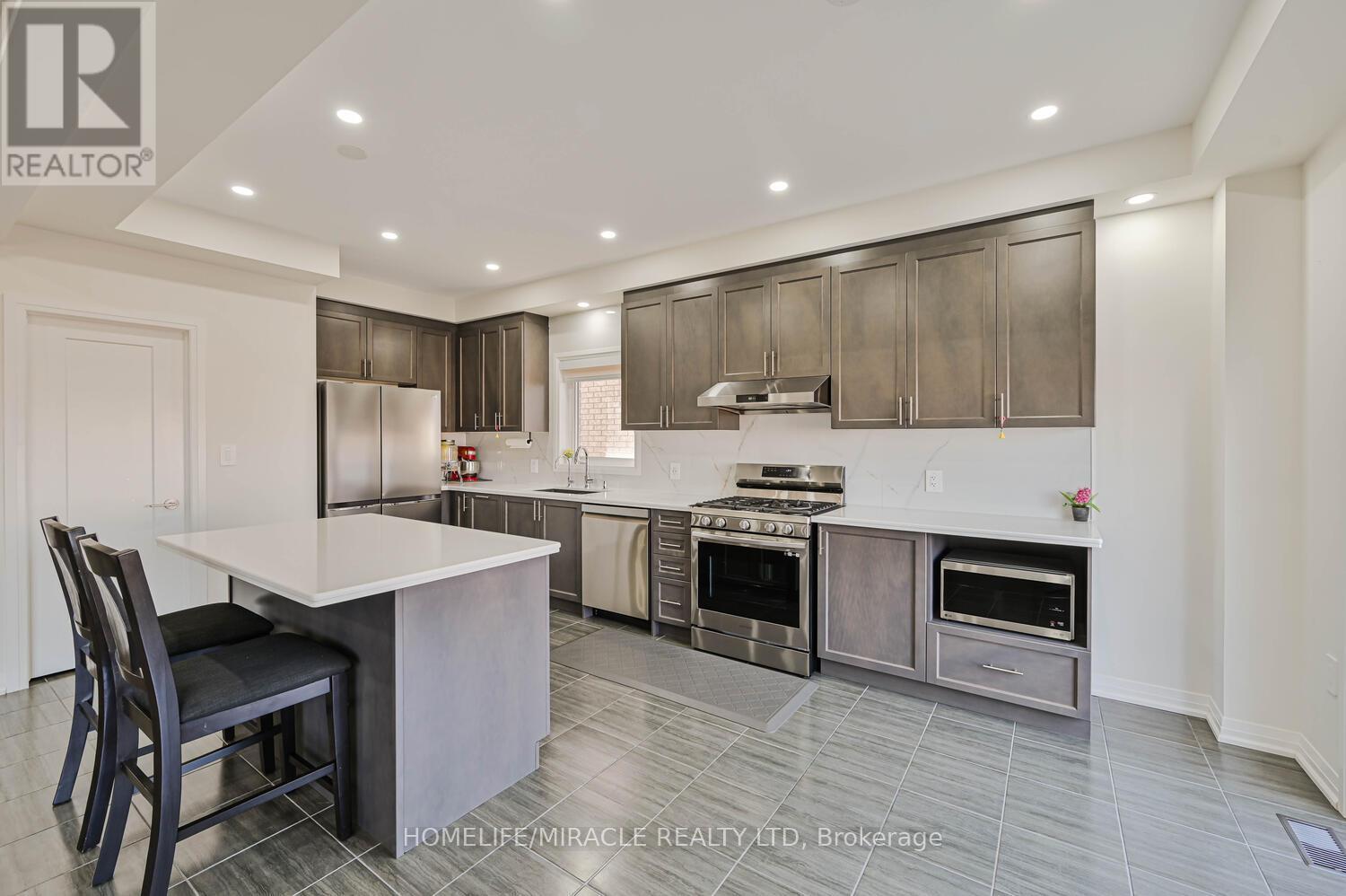 160 Cittadella Boulevard, Hamilton, ON - Indoor Photo Showing Kitchen With Upgraded Kitchen