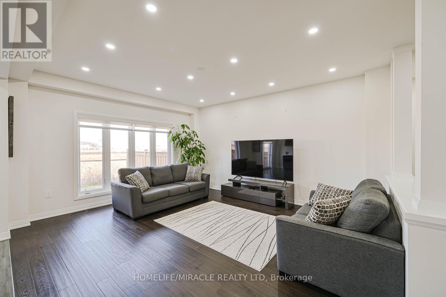 160 Cittadella Boulevard, Hamilton, ON - Indoor Photo Showing Living Room