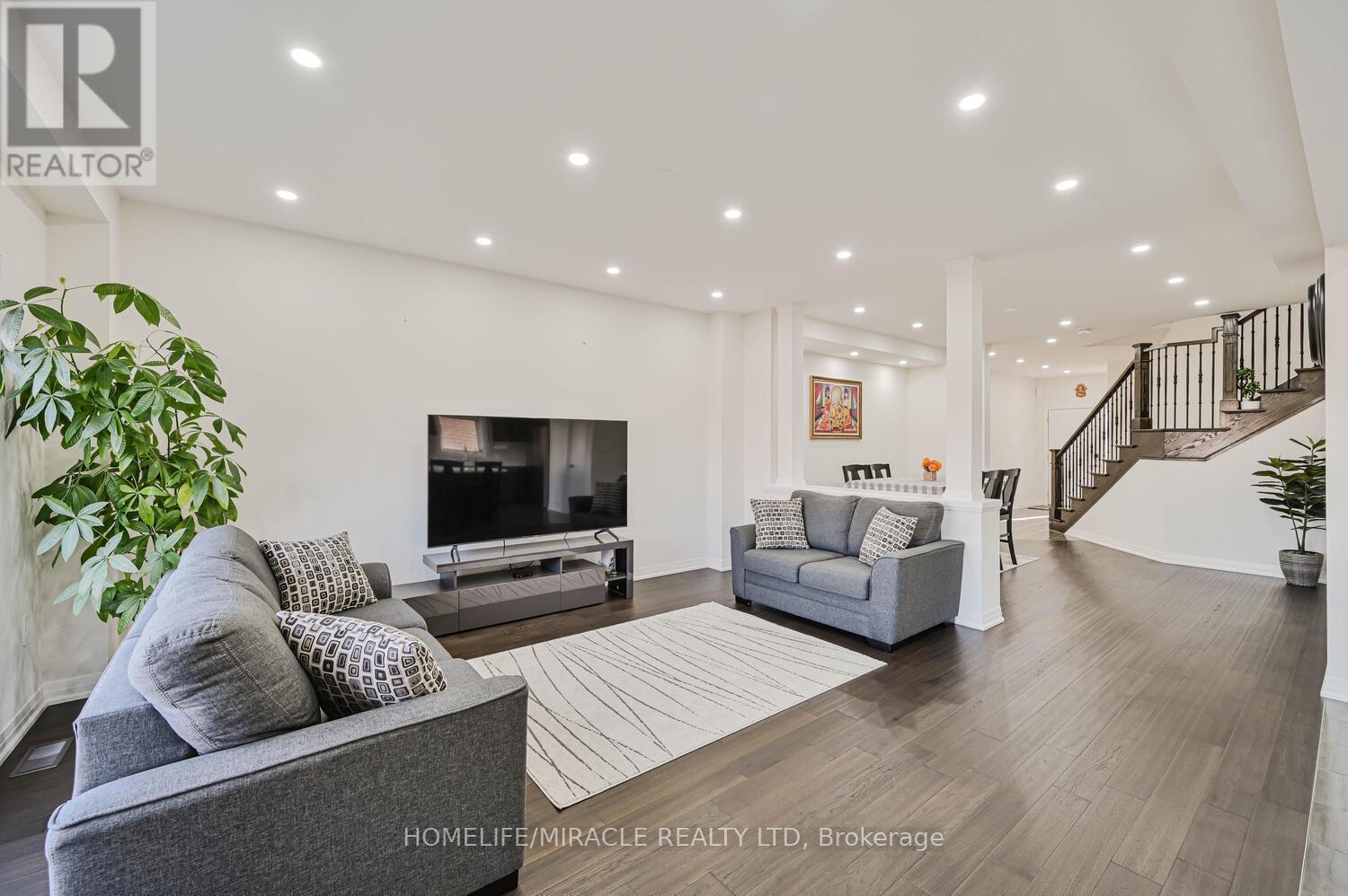 160 Cittadella Boulevard, Hamilton, ON - Indoor Photo Showing Living Room