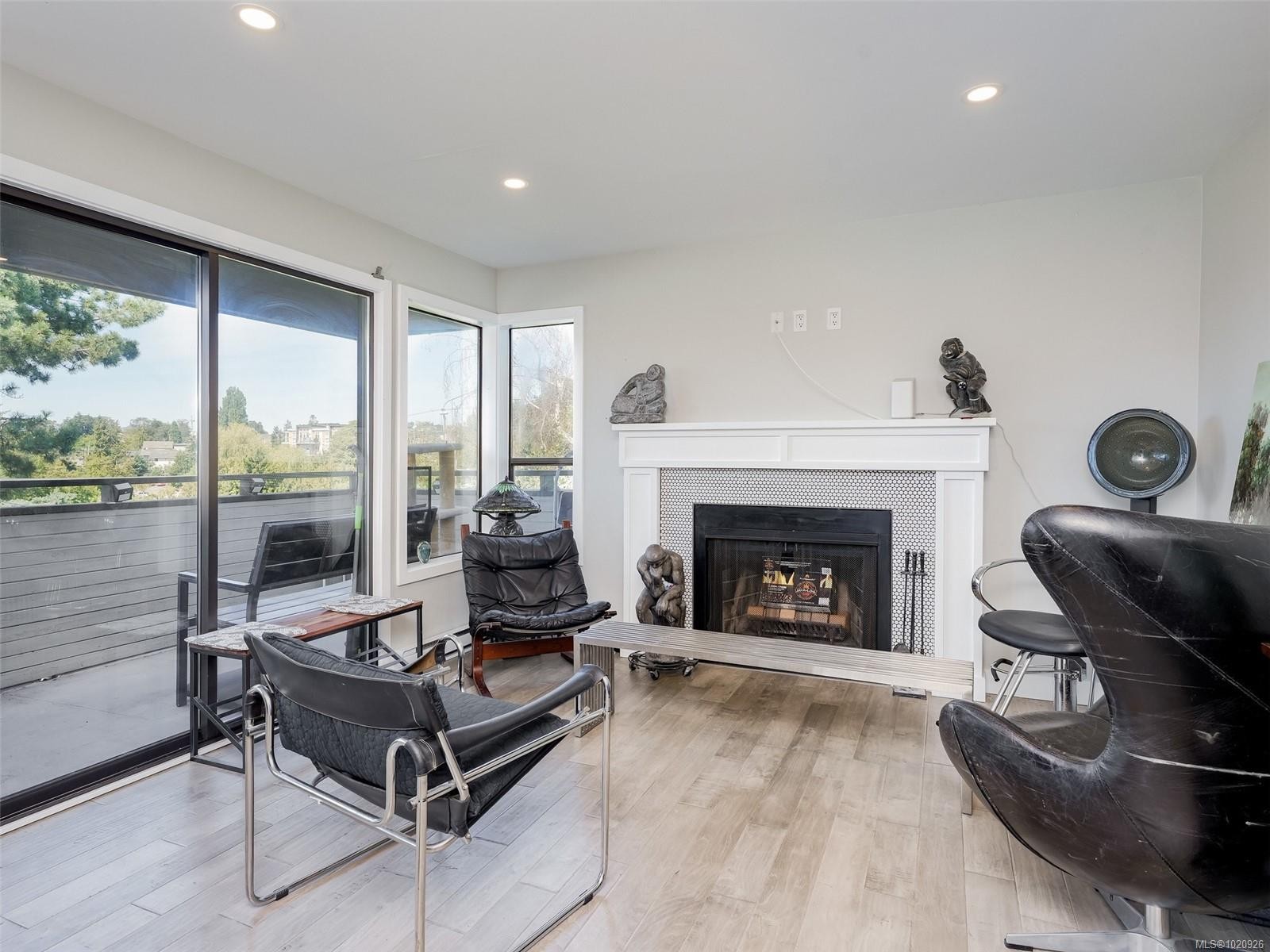 401-3274 Glasgow Ave, Saanich, BC - Indoor Photo Showing Living Room With Fireplace
