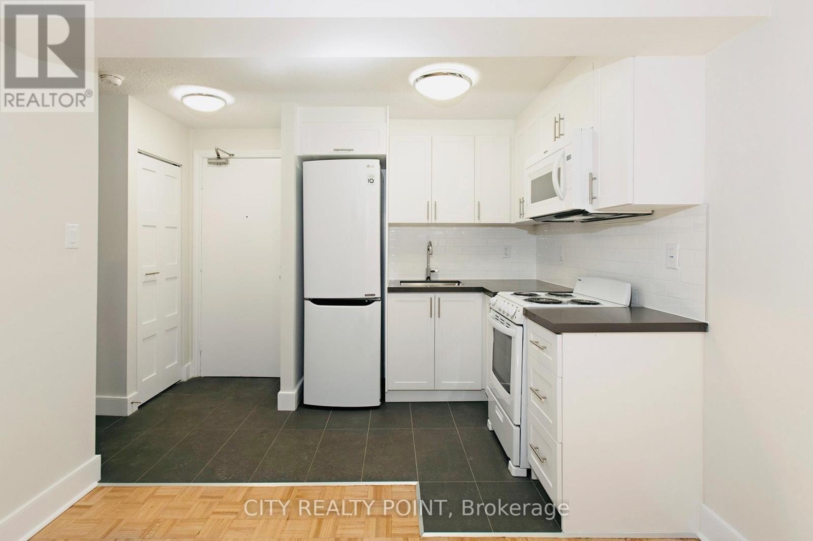 302 - 990 Avenue Road, Toronto, ON - Indoor Photo Showing Kitchen