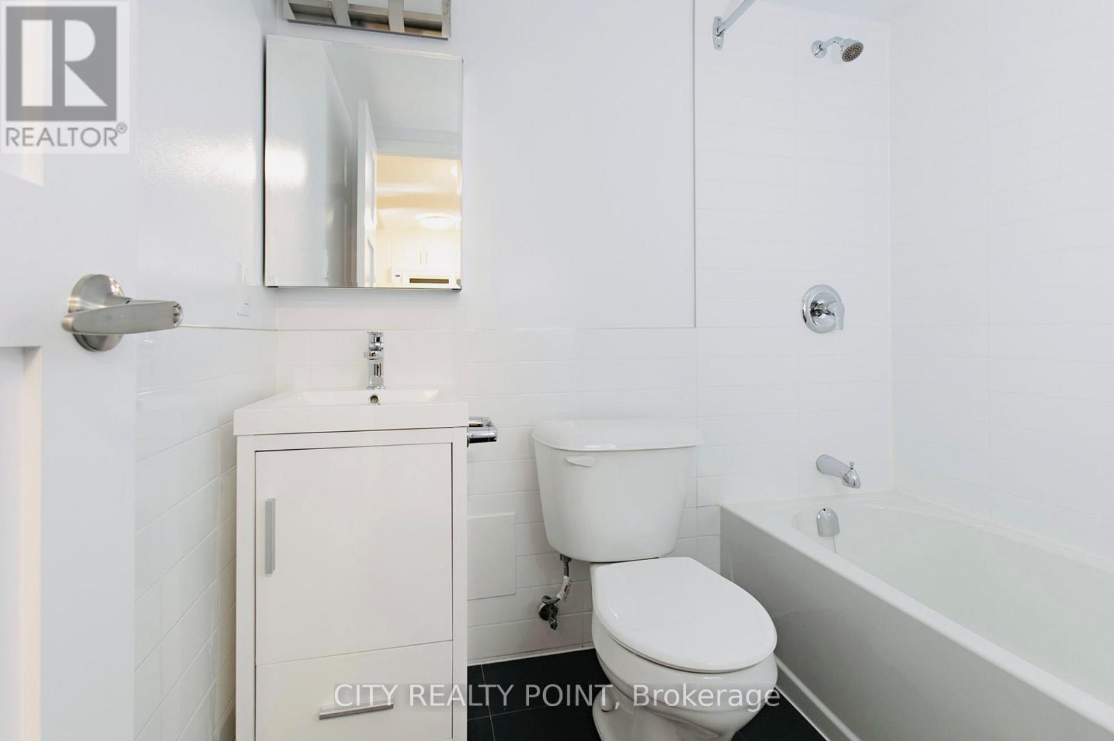 302 - 990 Avenue Road, Toronto, ON - Indoor Photo Showing Bathroom