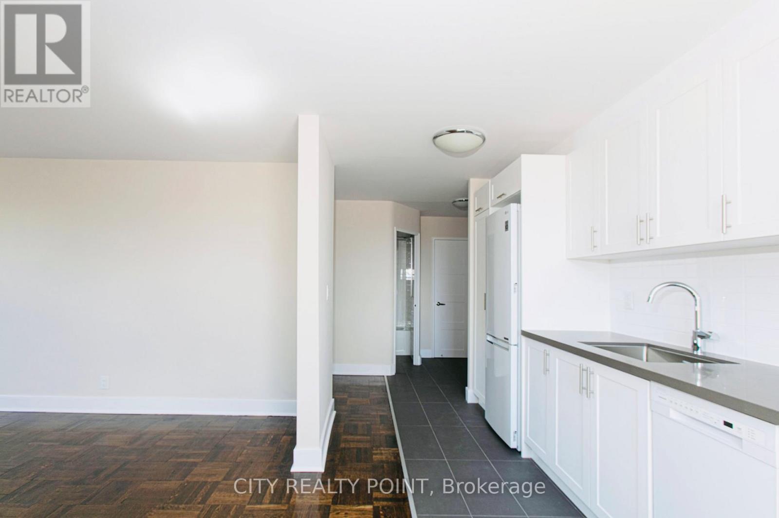 302 - 990 Avenue Road, Toronto, ON - Indoor Photo Showing Kitchen