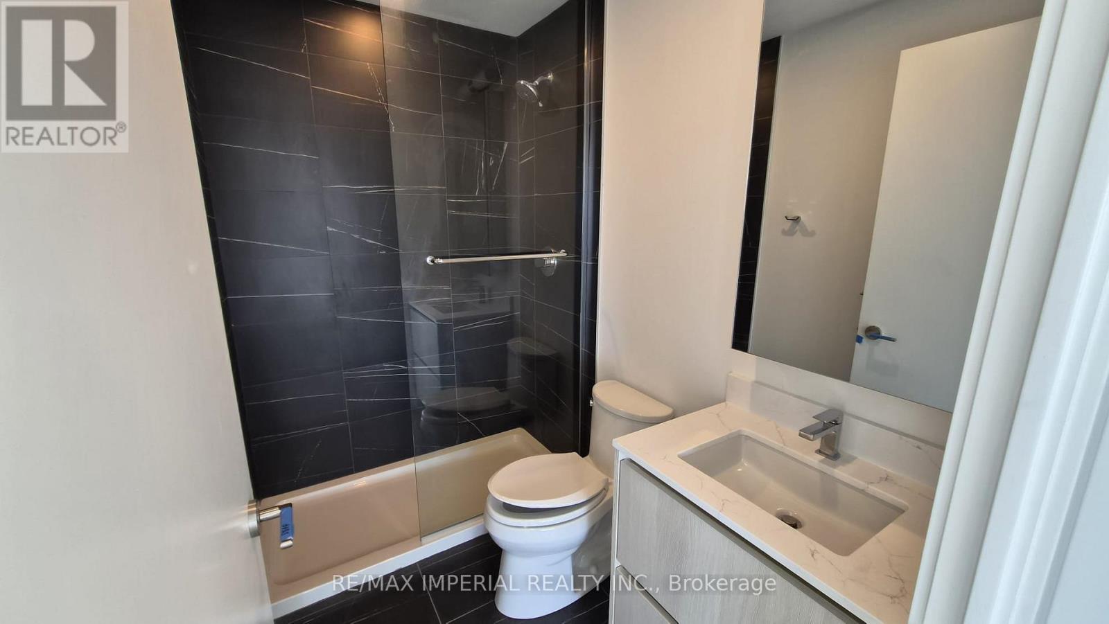 819 - 8188 Yonge Street S, Vaughan, ON - Indoor Photo Showing Bathroom
