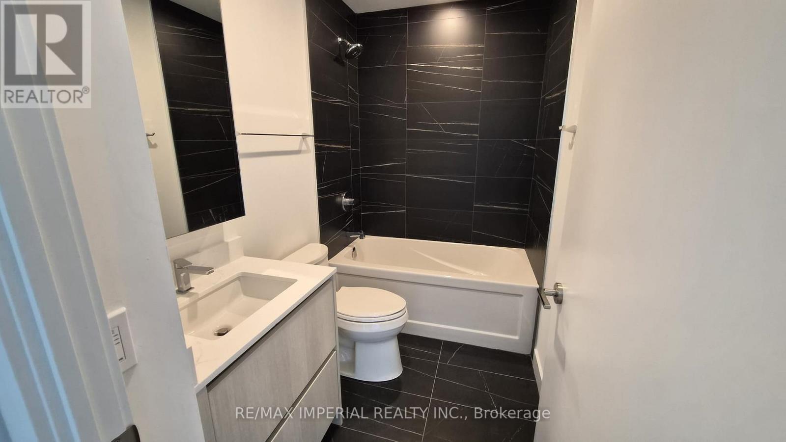 819 - 8188 Yonge Street S, Vaughan, ON - Indoor Photo Showing Bathroom
