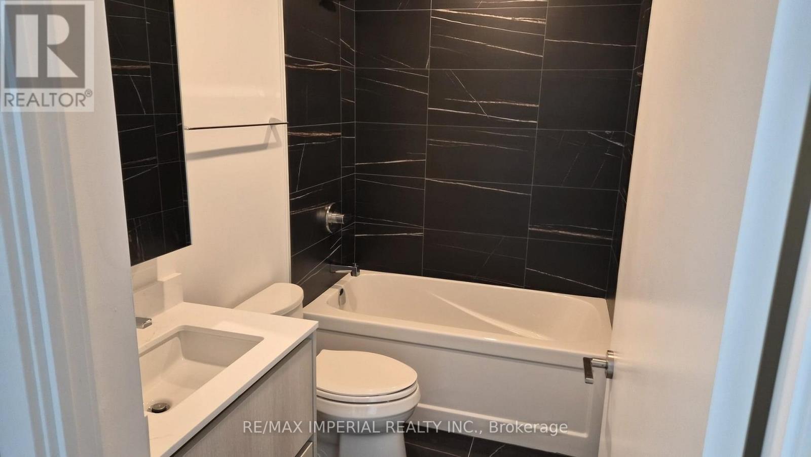 819 - 8188 Yonge Street S, Vaughan, ON - Indoor Photo Showing Bathroom