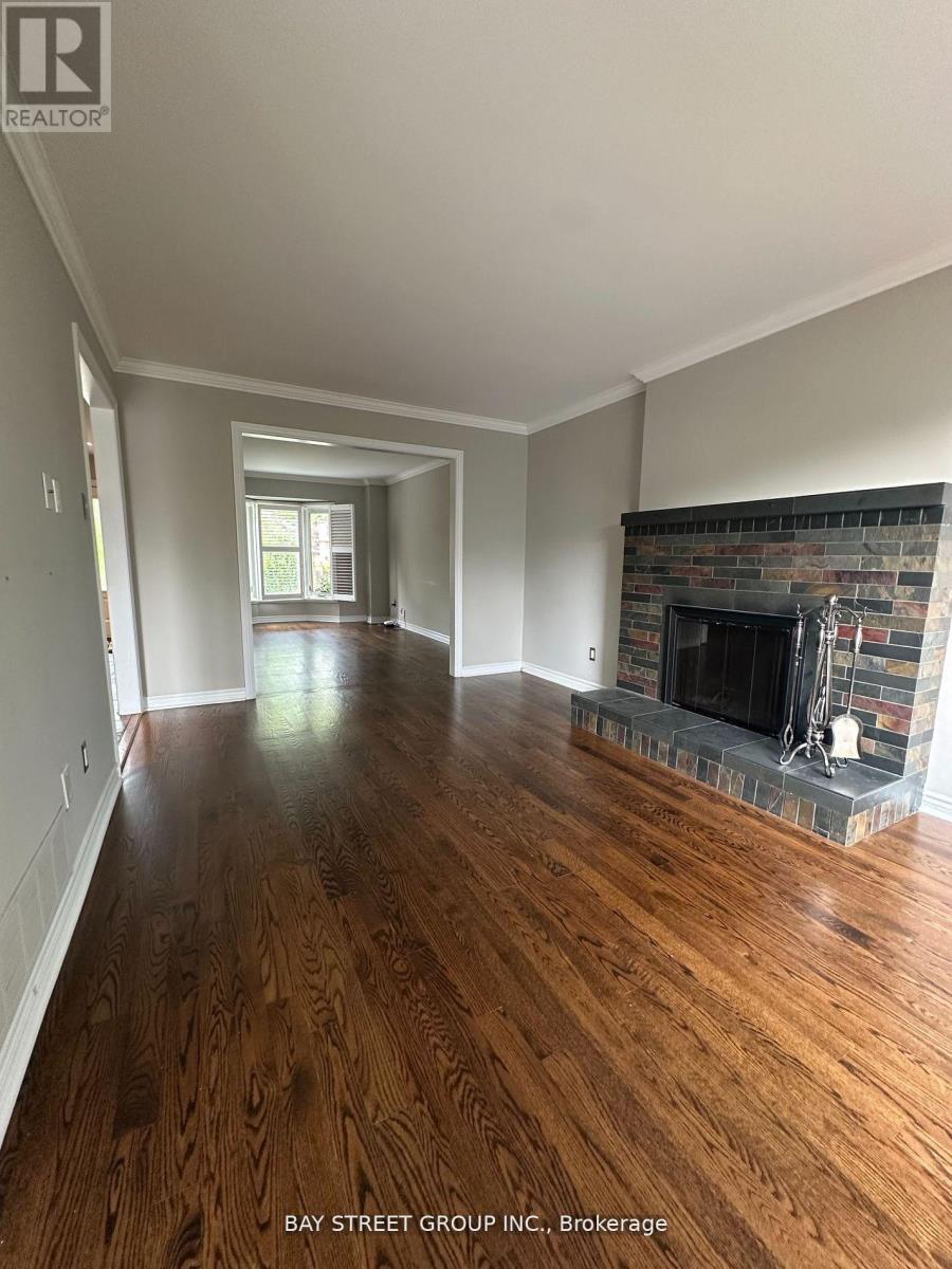 9 Chadburn Crescent, Aurora, ON - Indoor Photo Showing Living Room With Fireplace
