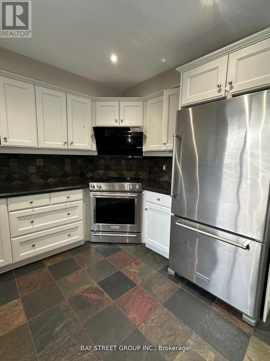 9 Chadburn Crescent, Aurora, ON - Indoor Photo Showing Kitchen