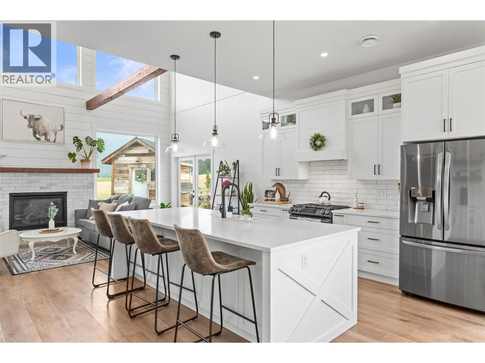 2589 Young Road, Spallumcheen, BC - Indoor Photo Showing Kitchen With Upgraded Kitchen