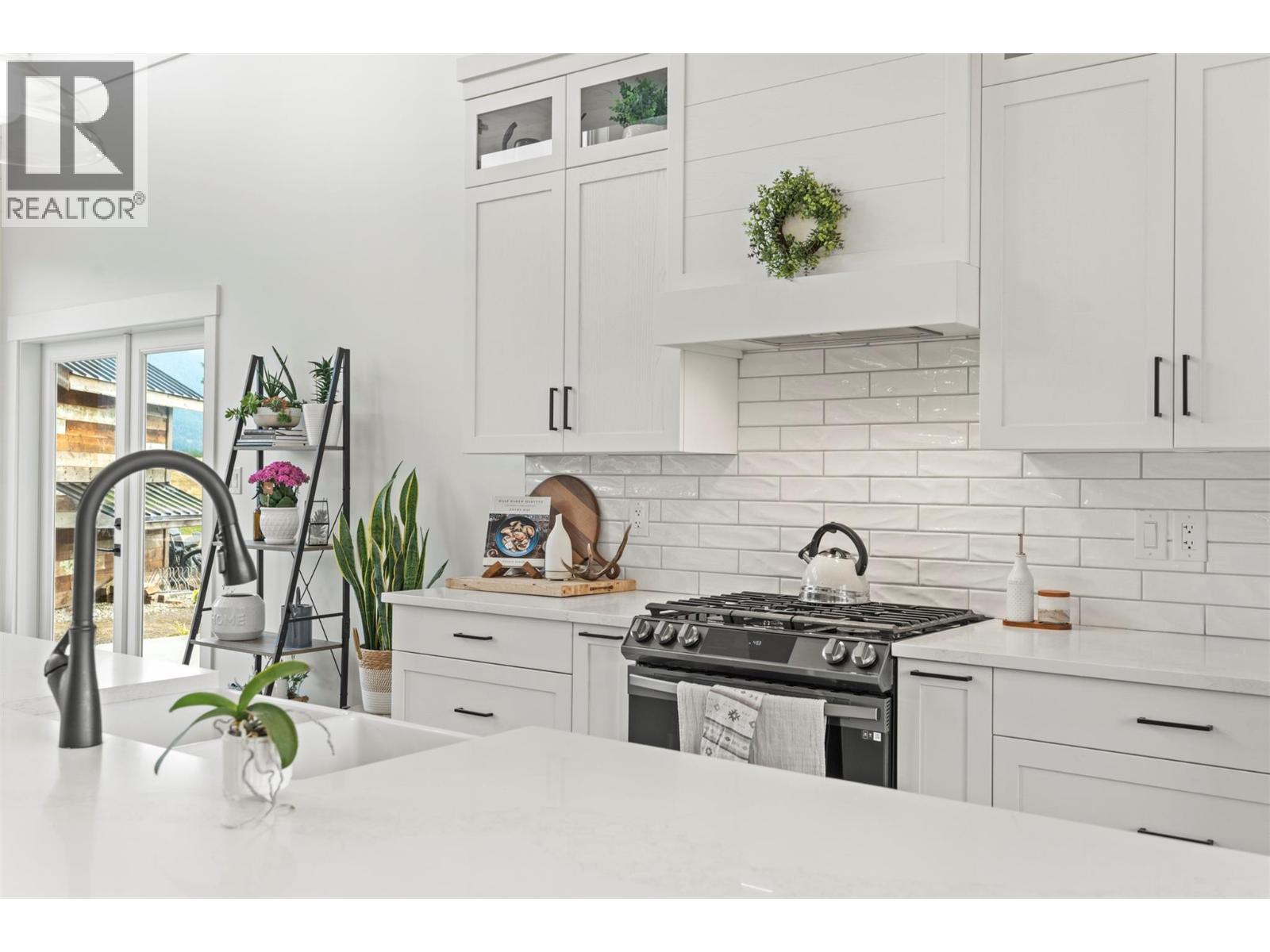 2589 Young Road, Spallumcheen, BC - Indoor Photo Showing Kitchen With Upgraded Kitchen