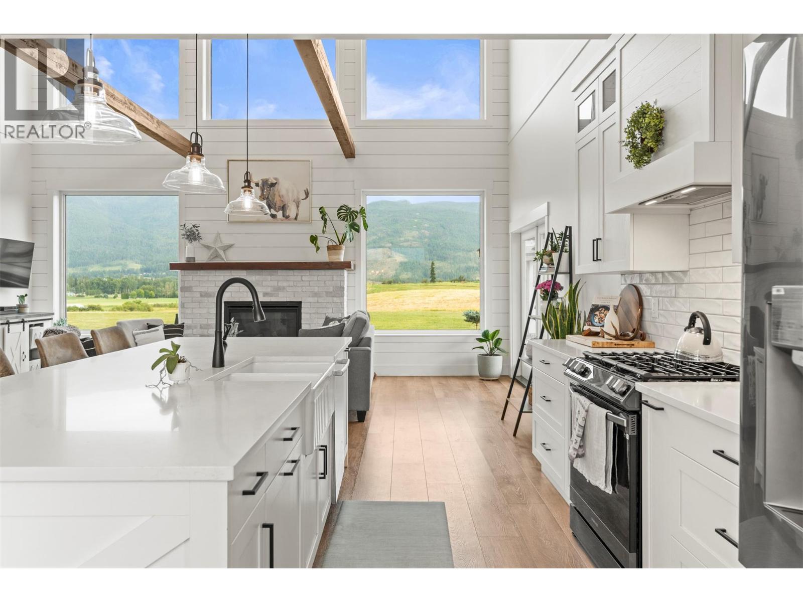 2589 Young Road, Spallumcheen, BC - Indoor Photo Showing Kitchen With Upgraded Kitchen