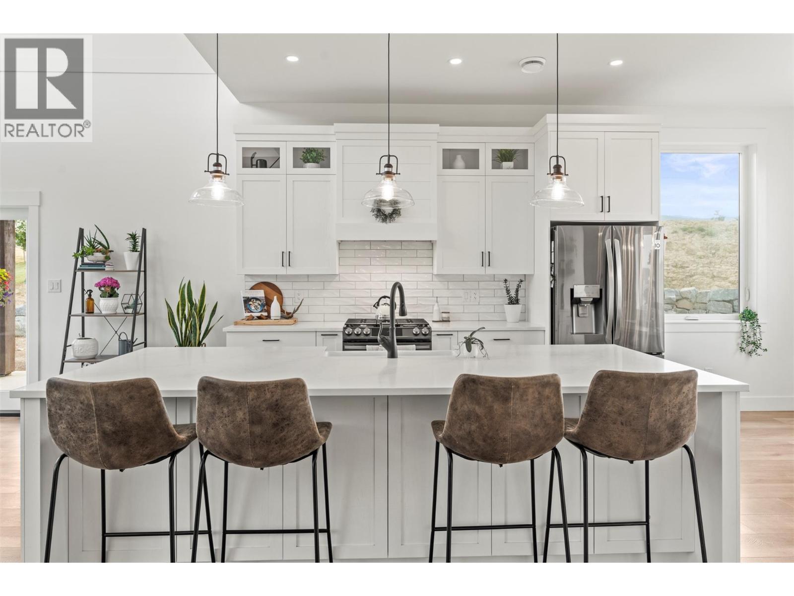 2589 Young Road, Spallumcheen, BC - Indoor Photo Showing Kitchen With Upgraded Kitchen