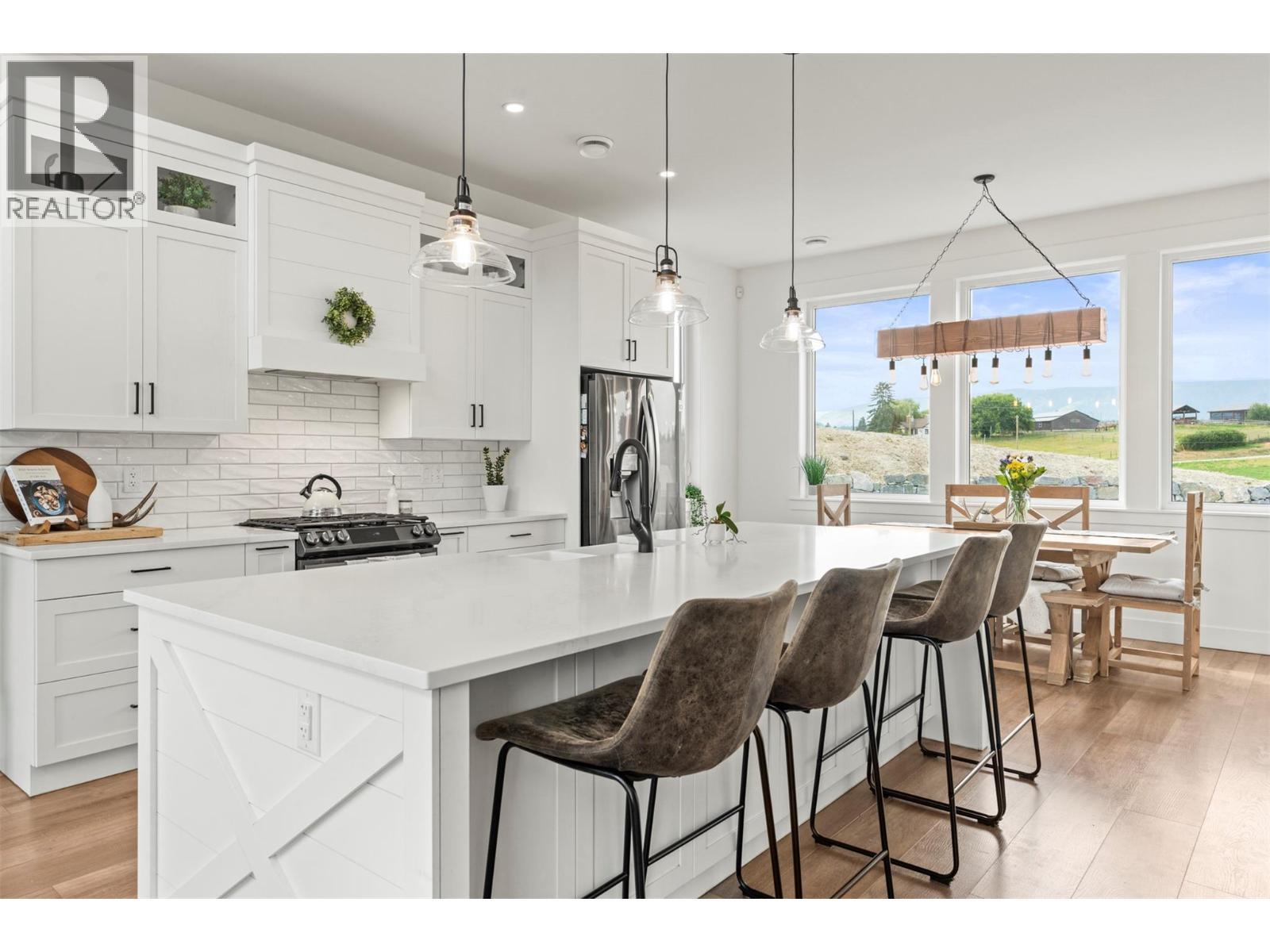 2589 Young Road, Spallumcheen, BC - Indoor Photo Showing Kitchen With Upgraded Kitchen